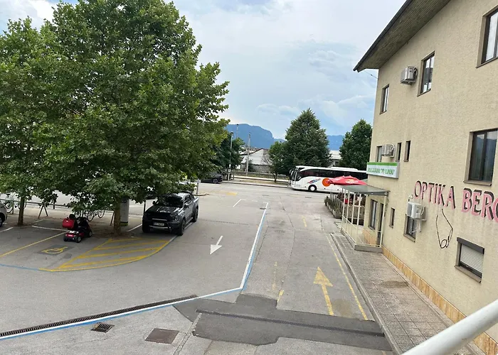 Auberge de jeunesse Lesce-bled *